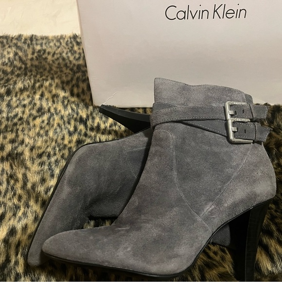 Calvin Klein Grey Suede Boot. Used/Like New Size 10 M - Picture 3 of 4